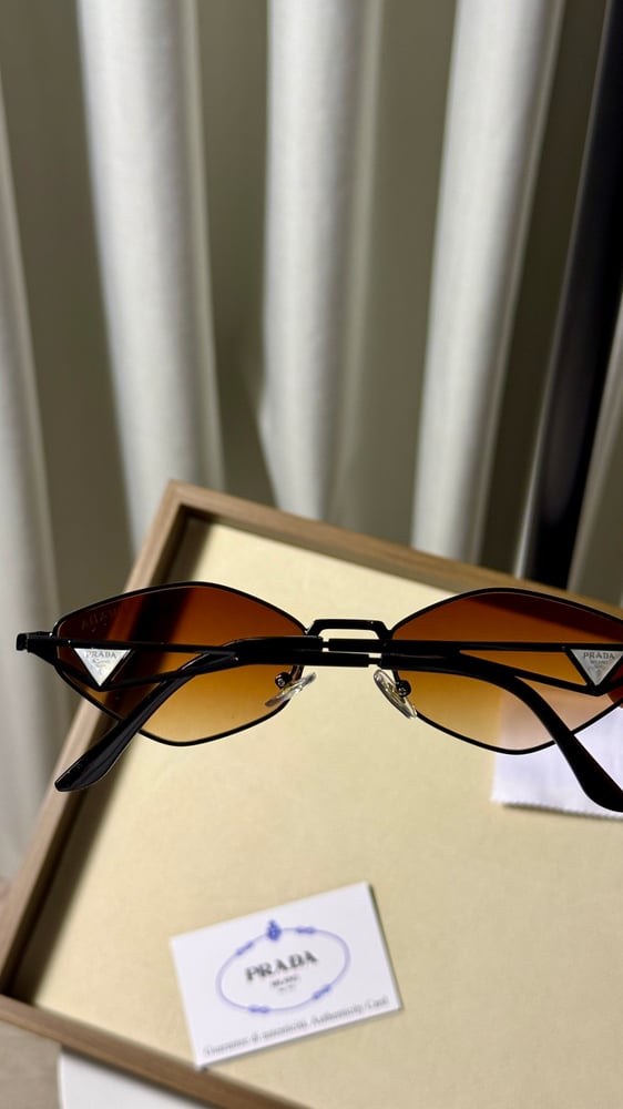 نظارة PRADA ـ أطار اسود عدسة بني مدرج