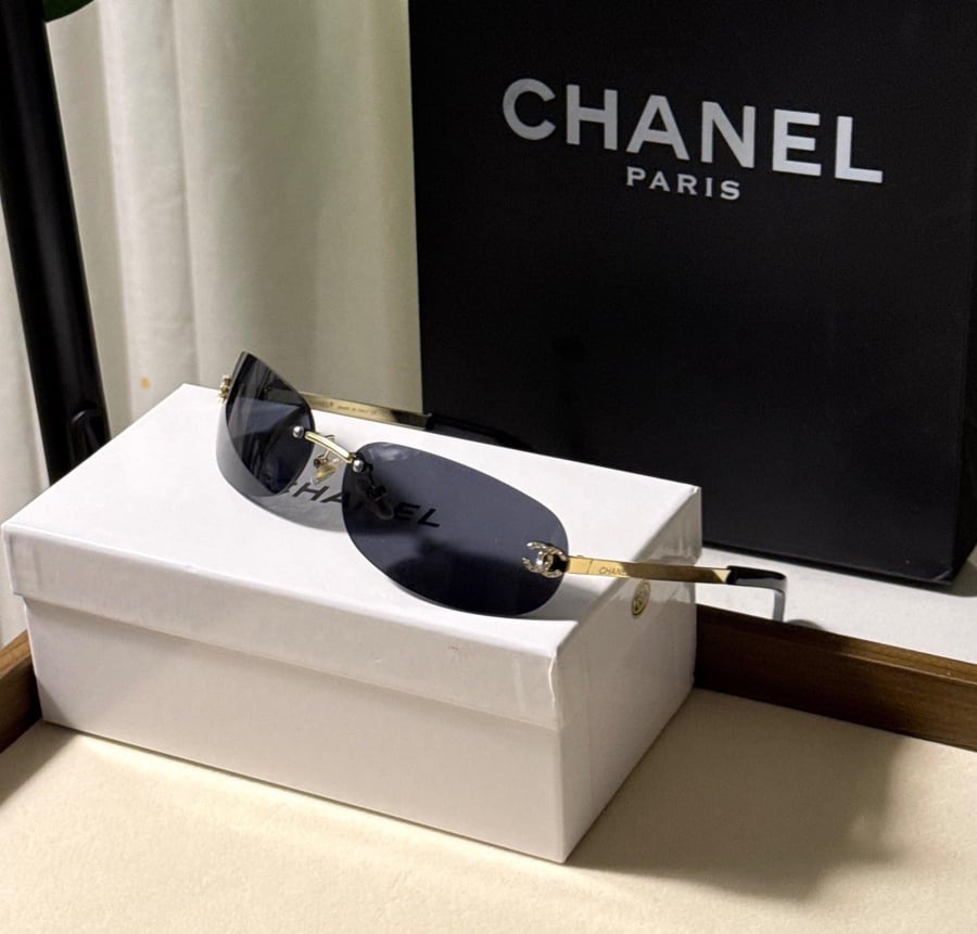 نظارة CHANEL -   أطار فضي  - عدسة اسود