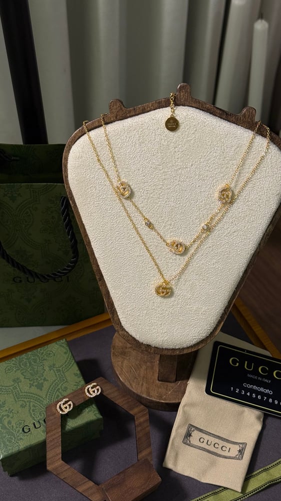 سلسال مع حلق GUCCI معدن ذهبي