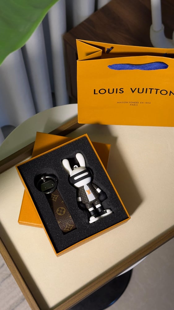 ميدالية مفاتيح  LOUIS VUITTON لون رصاصي