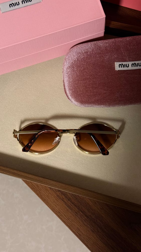 نظارة miu miu إطار ذهبي - عدسة مدرج مائل الى البني