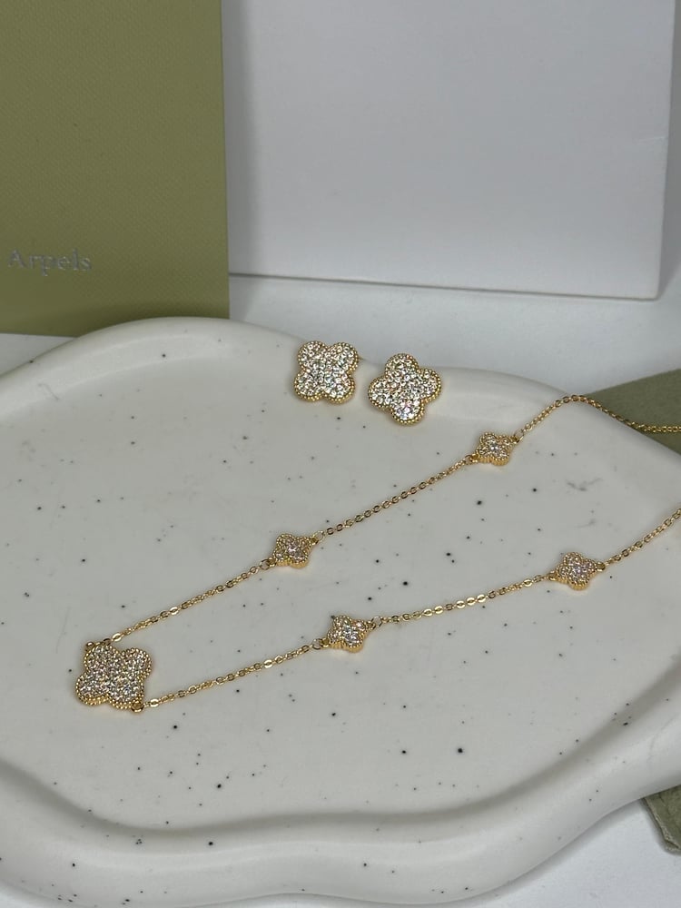 سلسال Van cleef اذهبي مع حلق ماستر كواليتي