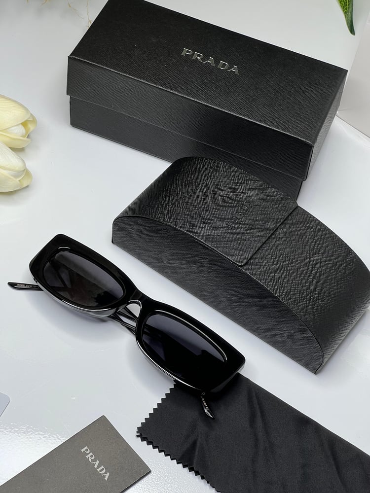نظارة PRADA المشهورة