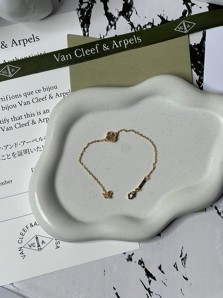 إسوارة Van cleef ذهبي - وردة واحدة ماستر كواليتي