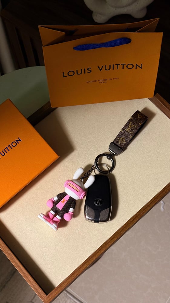 ميدالية مفاتيح  LOUIS VUITTON لون رصاصي