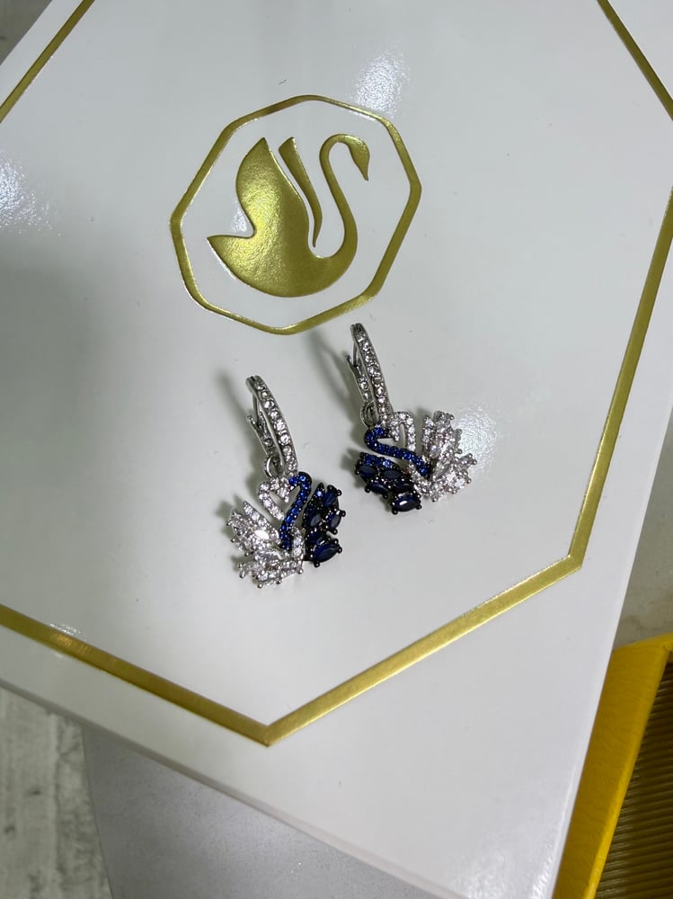 أقراط swarovski فضي