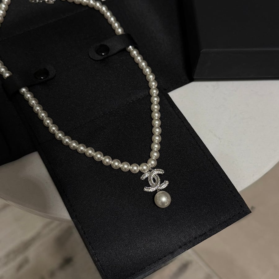سلسال  CHANEL فضي