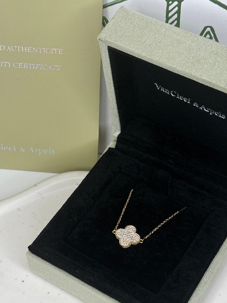 سلسال Van cleef اذهبي مع حلق ماستر كواليتي