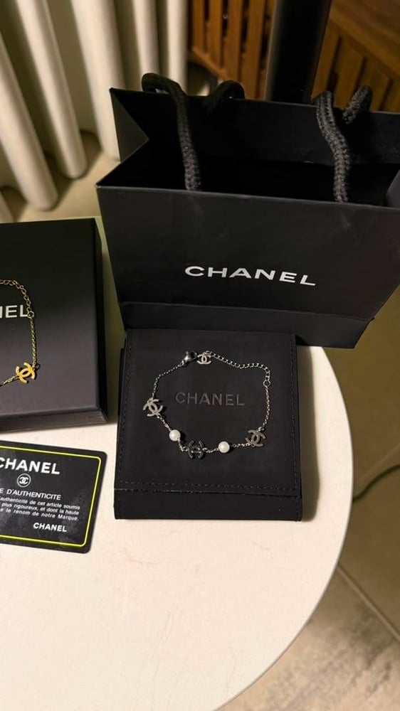 إسوارة CHANEL فضي