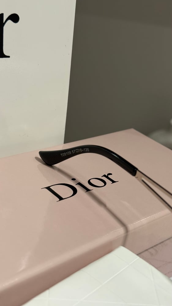 نظارة شمسيه من Dior اطار فضي - عدسة اسود