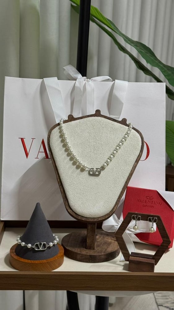 طقم VALENTINO اسور -حلق -سلسال -لون فضي