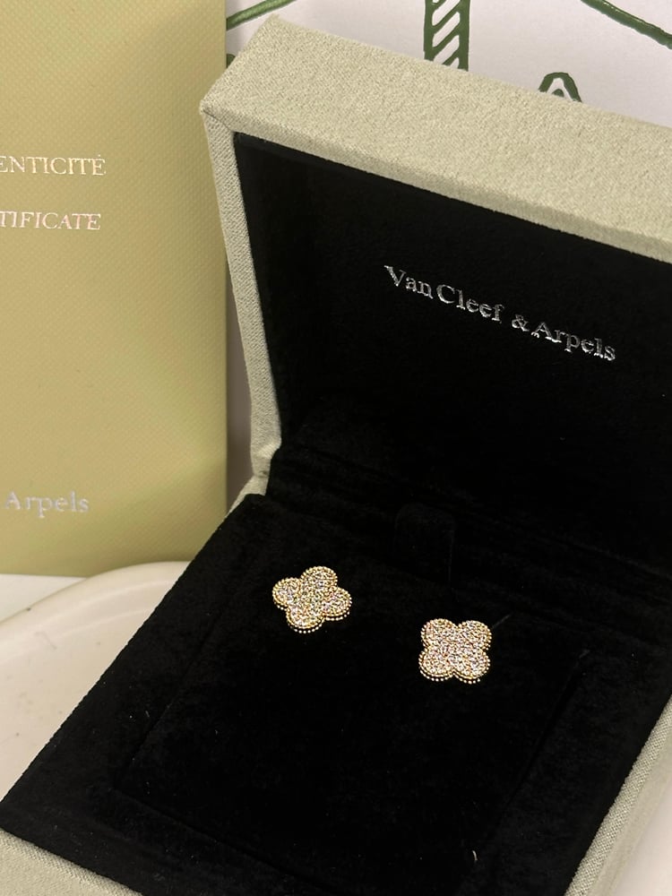 سلسال Van cleef اذهبي مع حلق ماستر كواليتي