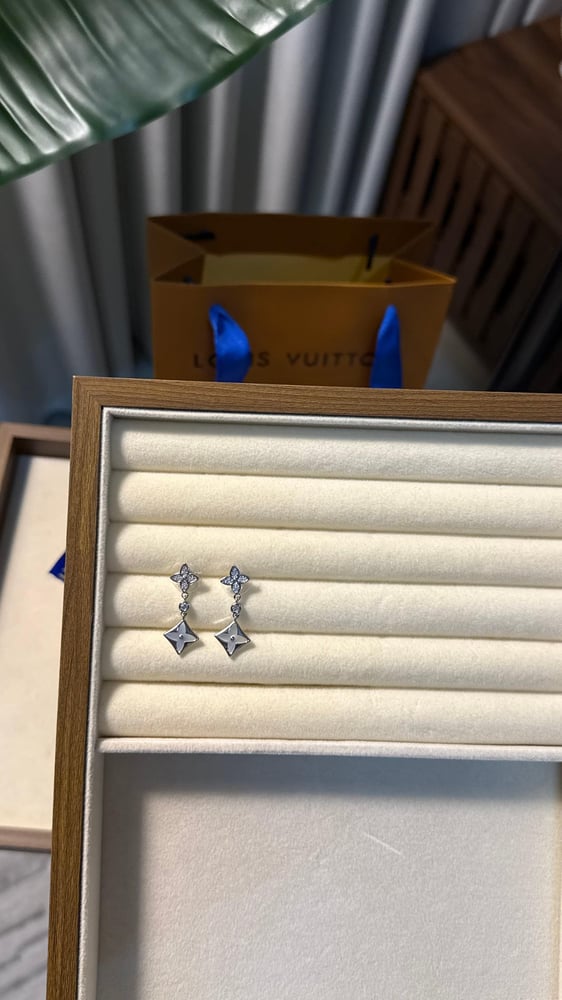 حلق LOUIS VUITTON ( معدن ذهبي  -فضي-)