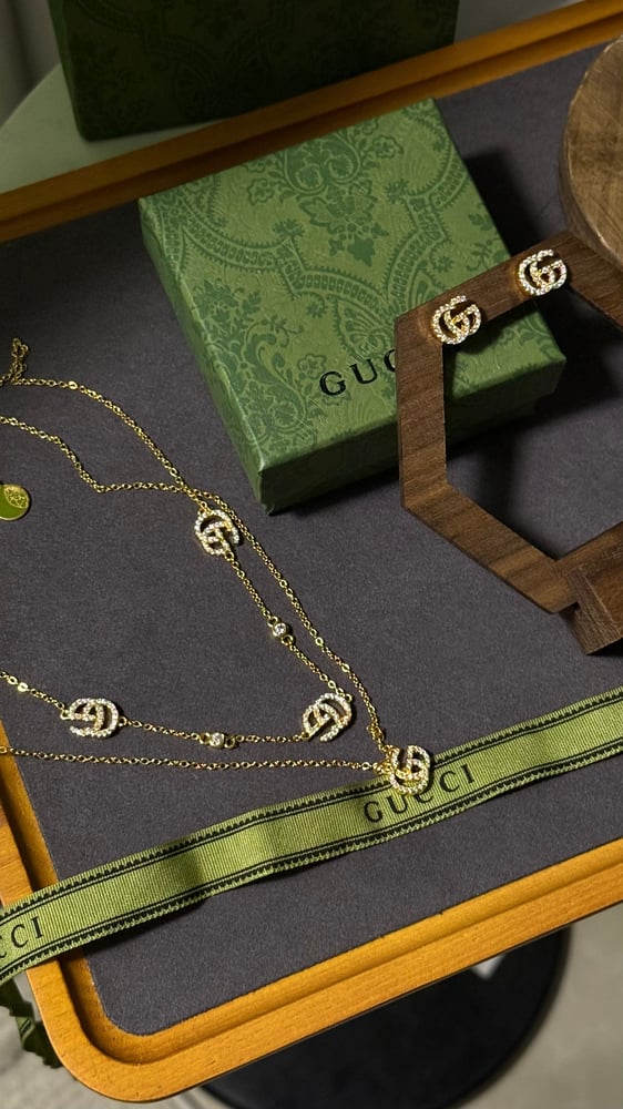 سلسال مع حلق GUCCI معدن ذهبي