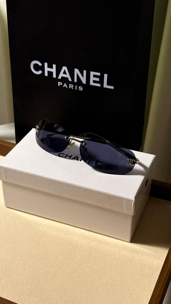 نظارة CHANEL -   أطار فضي  - عدسة اسود