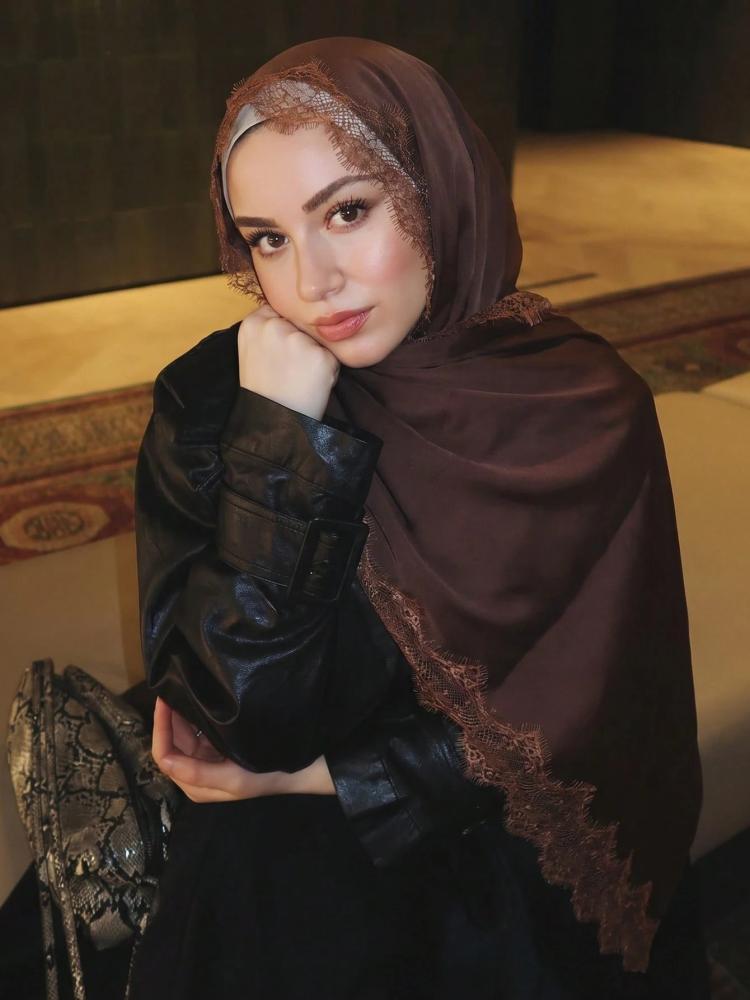 وشاح رأس نسائي من الشيفون اللؤلؤي باللون الأزرق الداكن مع حافة دانتيل أنيقة وناعمة قطعة واحدة