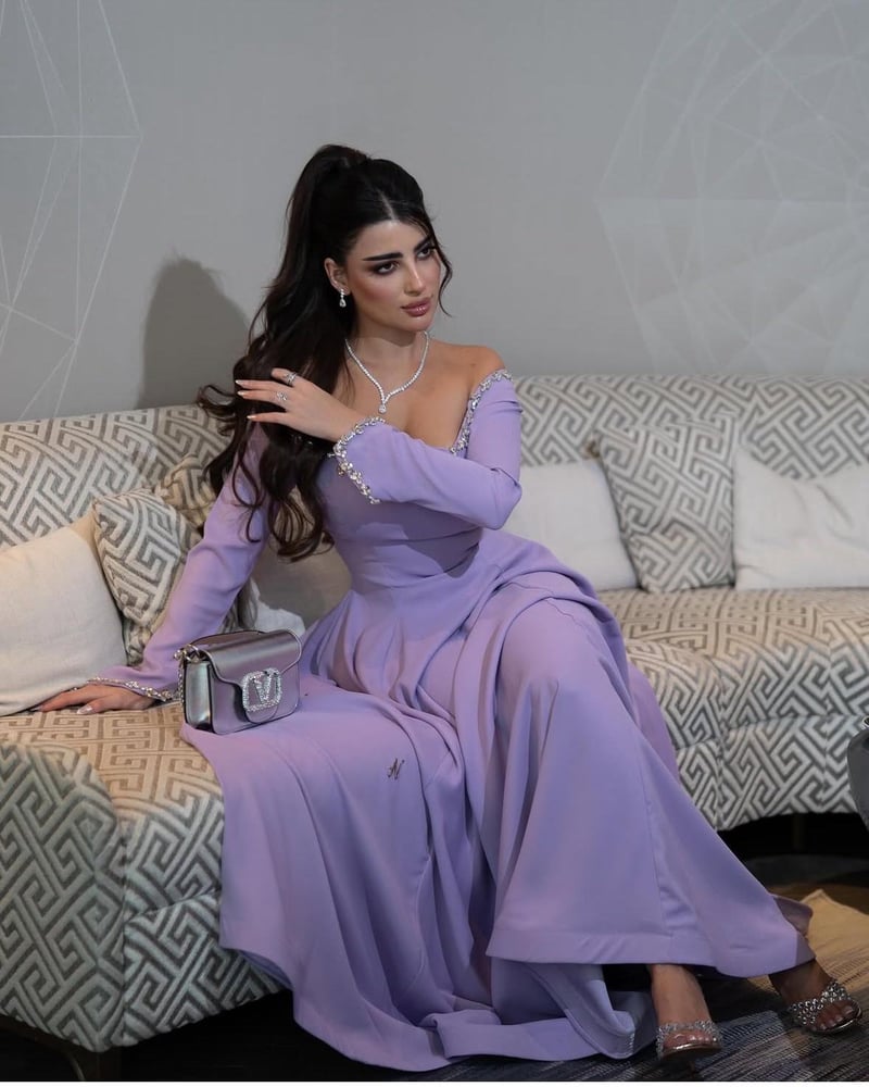 Crepe dress with hand-stitched crystal on the chest and sleeves, long