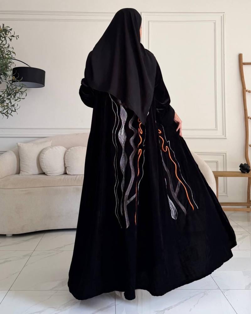 عباية مخمل أسود بتطريز يدوي ملون بلقطة من الخلف