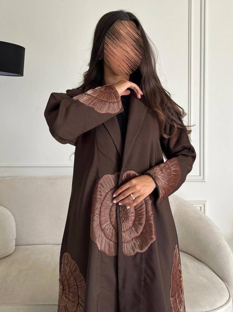 عباية كريب بنية بتصميم بليزر وتطريز ورود بارز