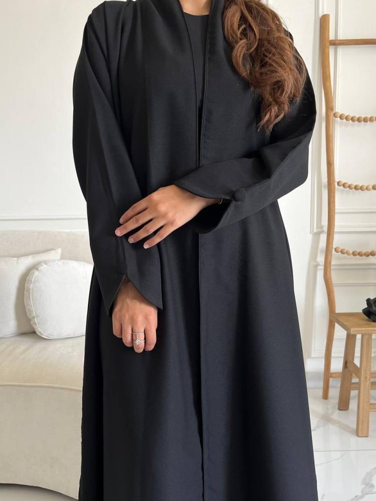التفاصيل الأمامية للجزء العلوي من العباية الكريب وزر الكم الأنيق