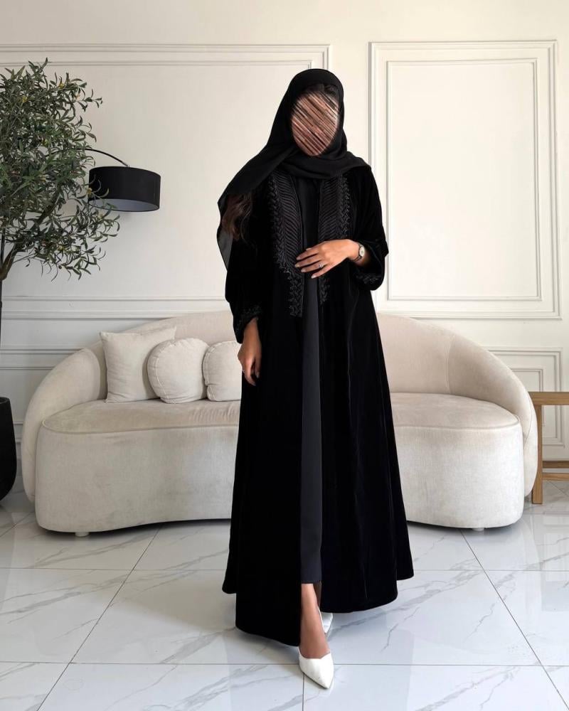 عباية مخمل أسود بتطريز كسرات فنية وشك يدوي مميز