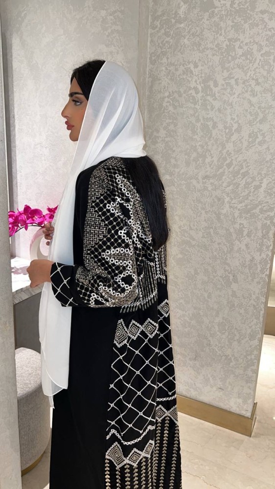 عباية منميت بتطريز هندسي على الظهر وطرحة بيضاء - عبايات النجمة