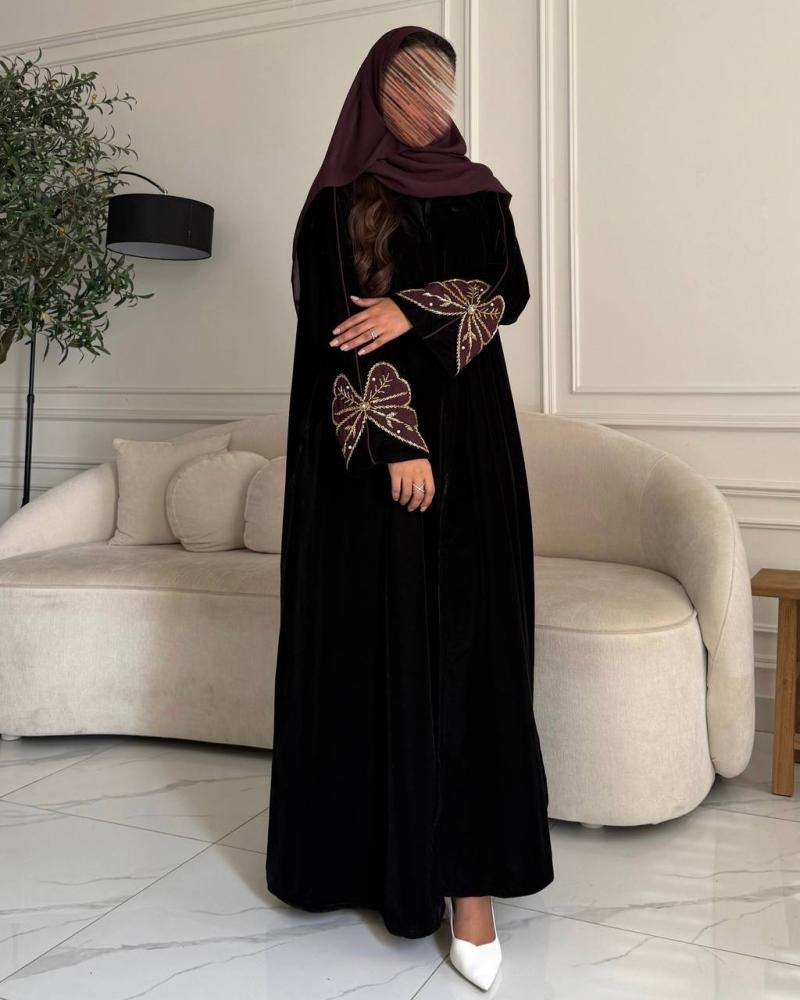 عباية مخمل أسود بشك يدوي خرز ذهبي وتفاصيل فيونكة عنابية