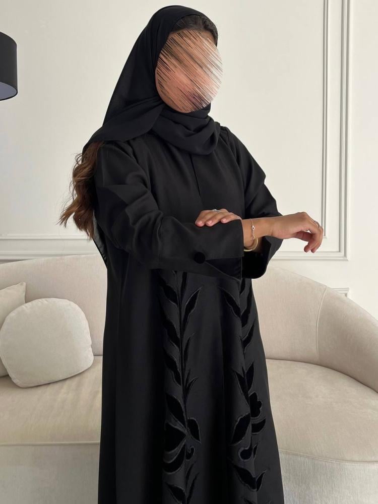 تفاصيل الأزرار على الأكمام والأغصان المجسمة لعباية سوداء