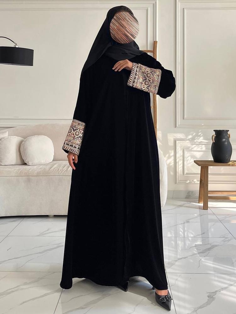 عباية مخمل سوداء بأكمام مشكوكة