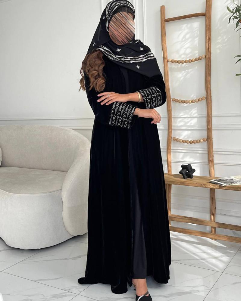عباية مخمل بكفة أكمام مطرزة