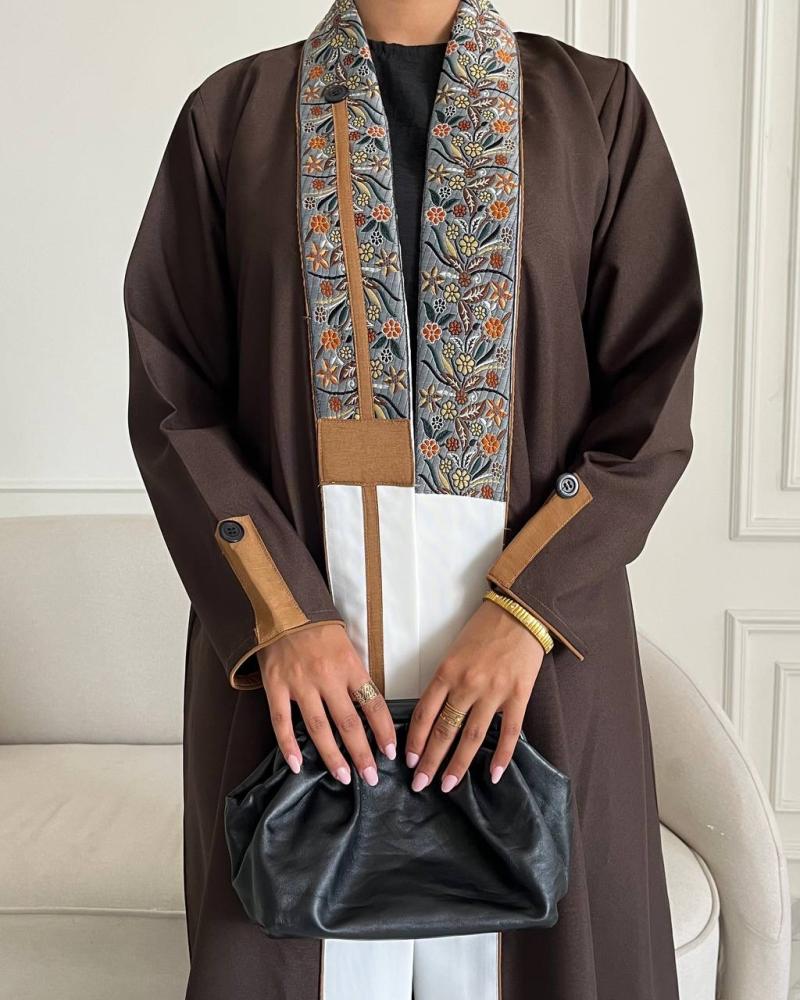 عباية بني فاخرة بياقة مشجرة وأمام أبيض