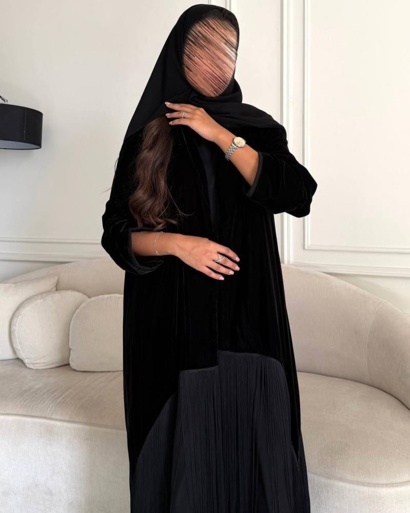 عباية مخمل وكريب واقف أسود بلمسات الهدب المنسدل