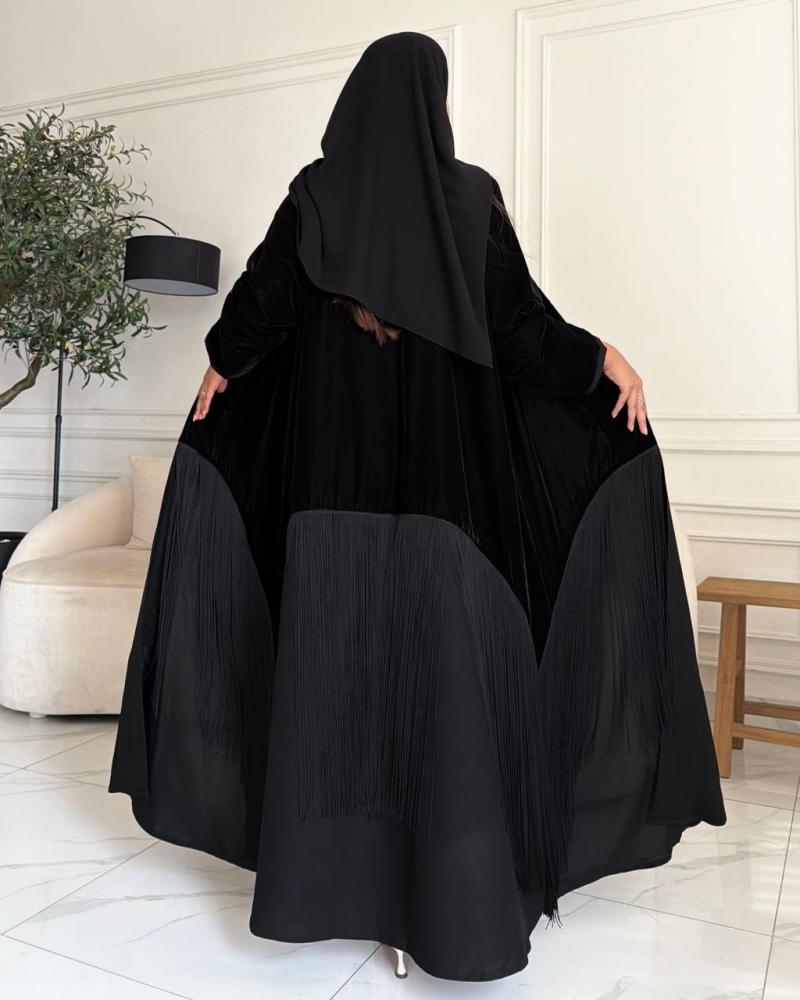 عباية مخمل وكريب واقف أسود بتفاصيل الهدب من الخلف