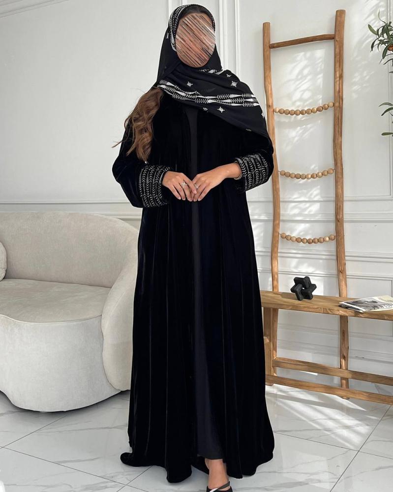 عباية مخمل بكفة أكمام مطرزة