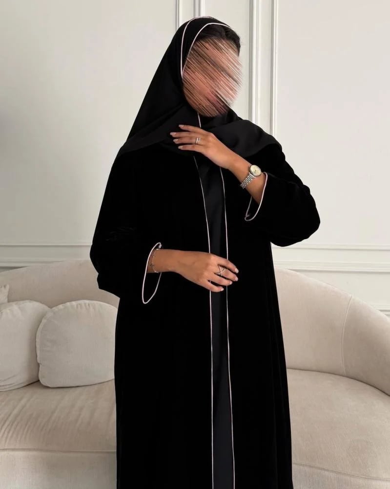 عباية فراشة مخمل وردي وأسود نص كلوش بتطريز كمبيوتر
