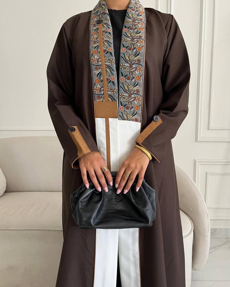 عباية بني فاخرة بياقة مشجرة وأمام أبيض
