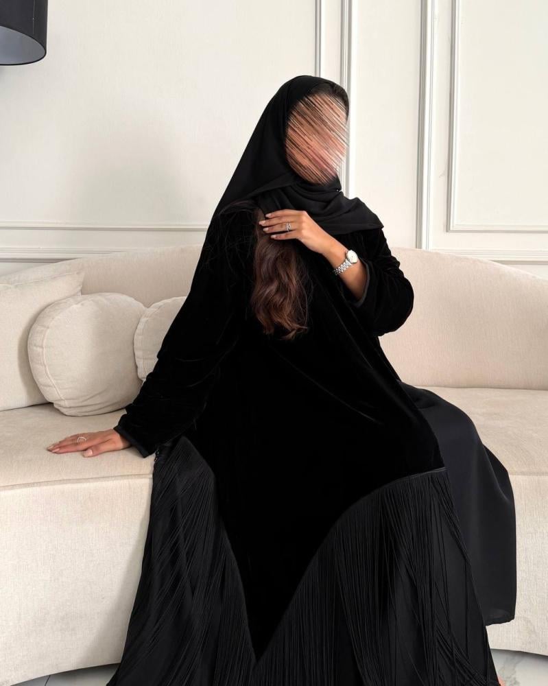 عباية مخمل وكريب واقف أسود بلمسات الهدب المنسدل