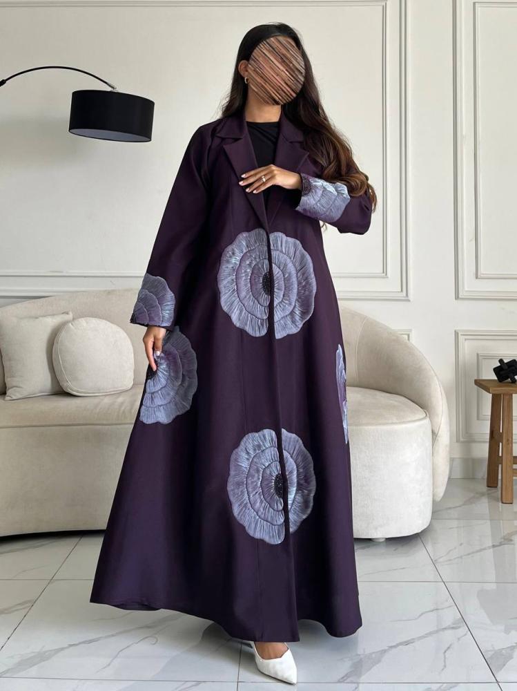عباية بنفسجية بياقة بليزر وتصاميم زهور بارزة
