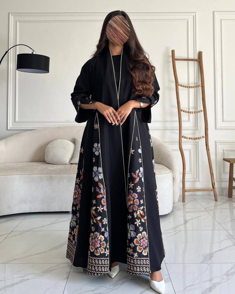 عباية كريب كلوش سوداء بتطريز ورد ملون