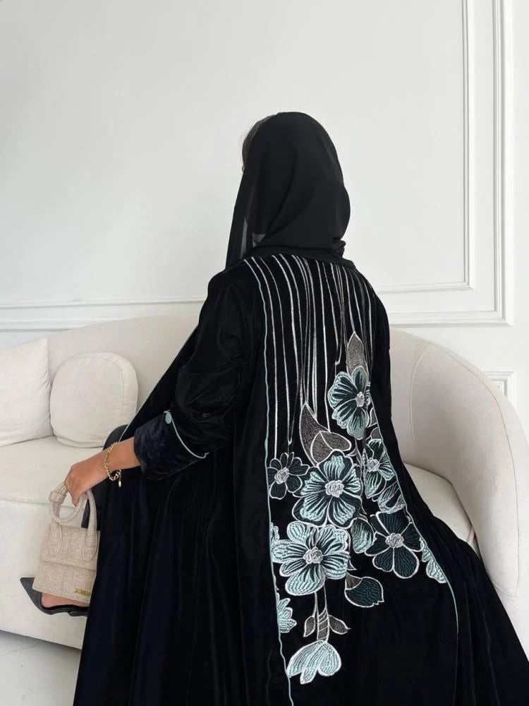 تفاصيل تطريز الظهر السماوي لعباية مخمل سوداء
