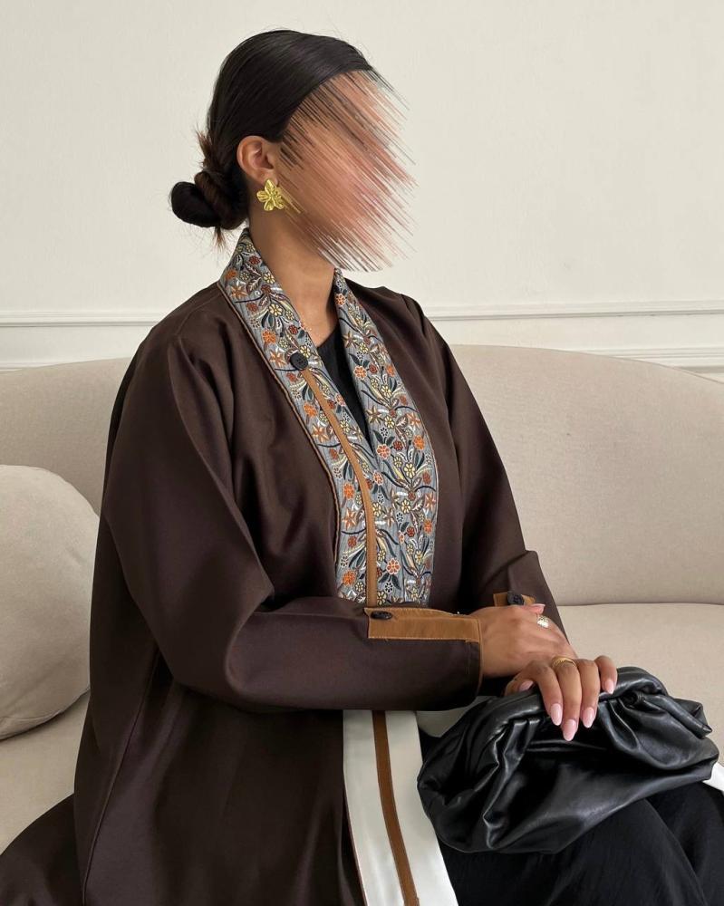 عباية بني فاخرة بياقة مشجرة وأمام أبيض