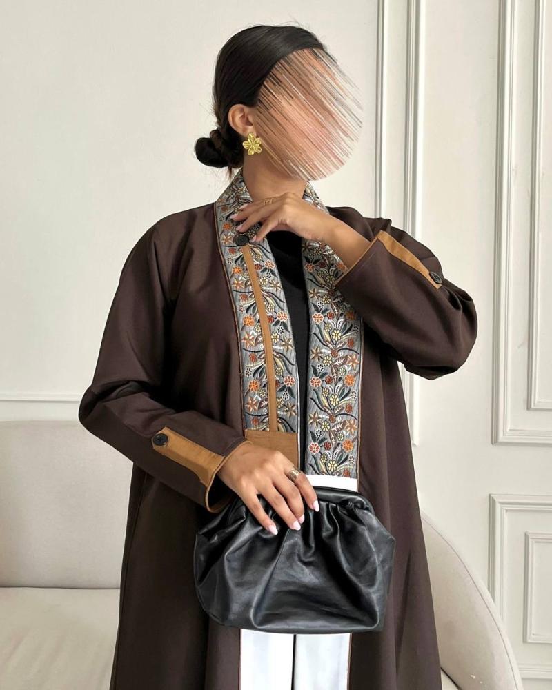 عباية بني فاخرة بياقة مشجرة وأمام أبيض