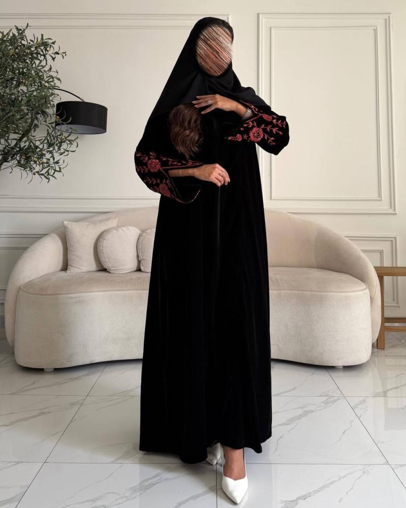 عباية مخمل أسود بشك يدوي خرز أحمر على الأكمام