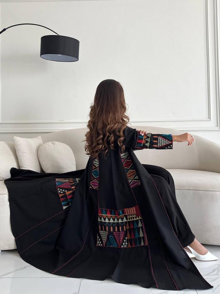 عباية سوداء بتطريز سدو جانبي وأكمام