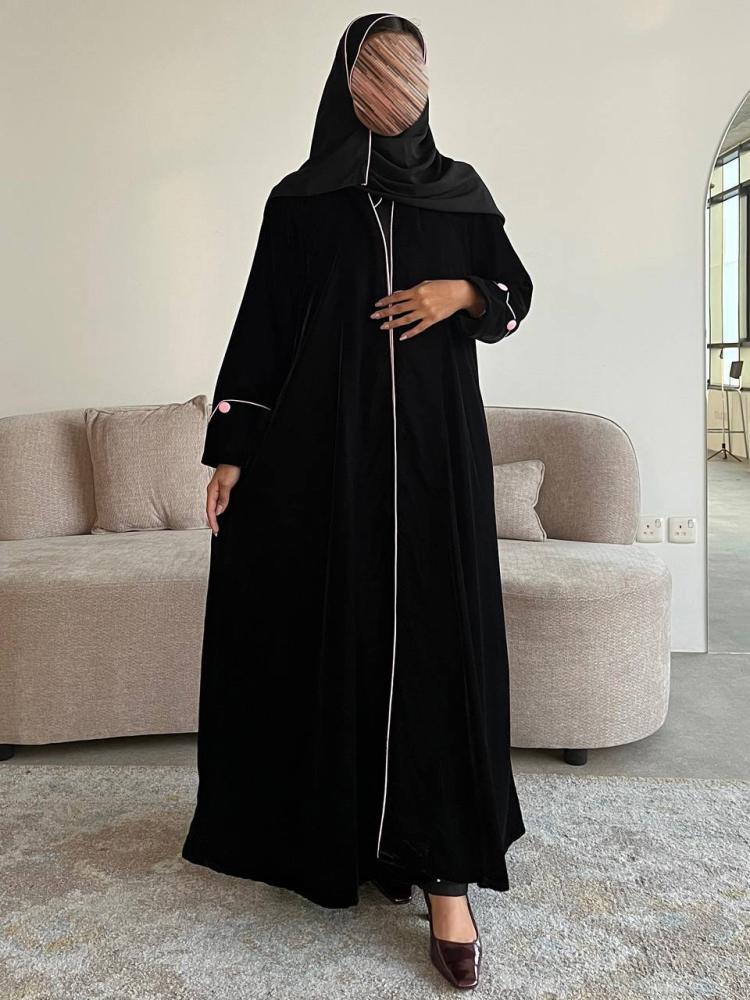 إطلالة كاملة للعباية المخملية السوداء مع الطرحة المحددة بالبريم الوردي