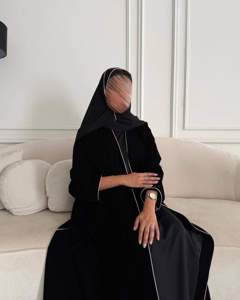 عباية فراشة مخمل وردي وأسود نص كلوش بتطريز كمبيوتر