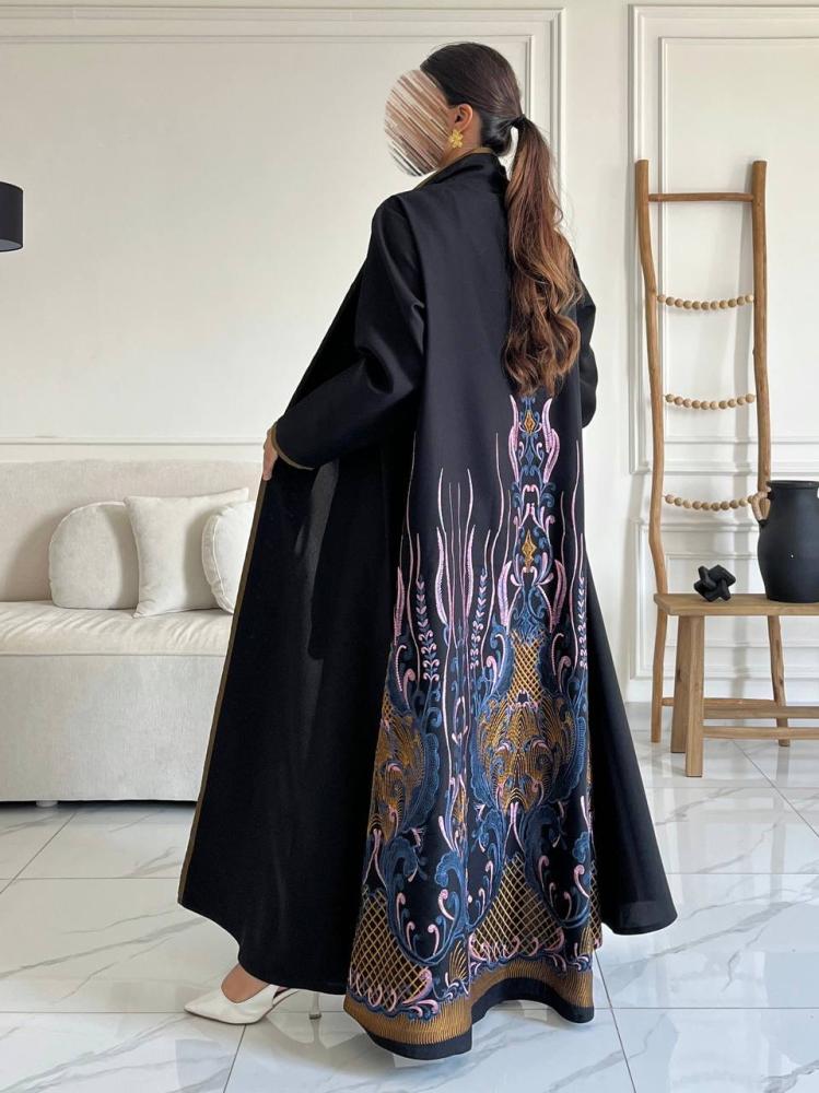 عباية كريب بتطريز ظهر ملكي ملون