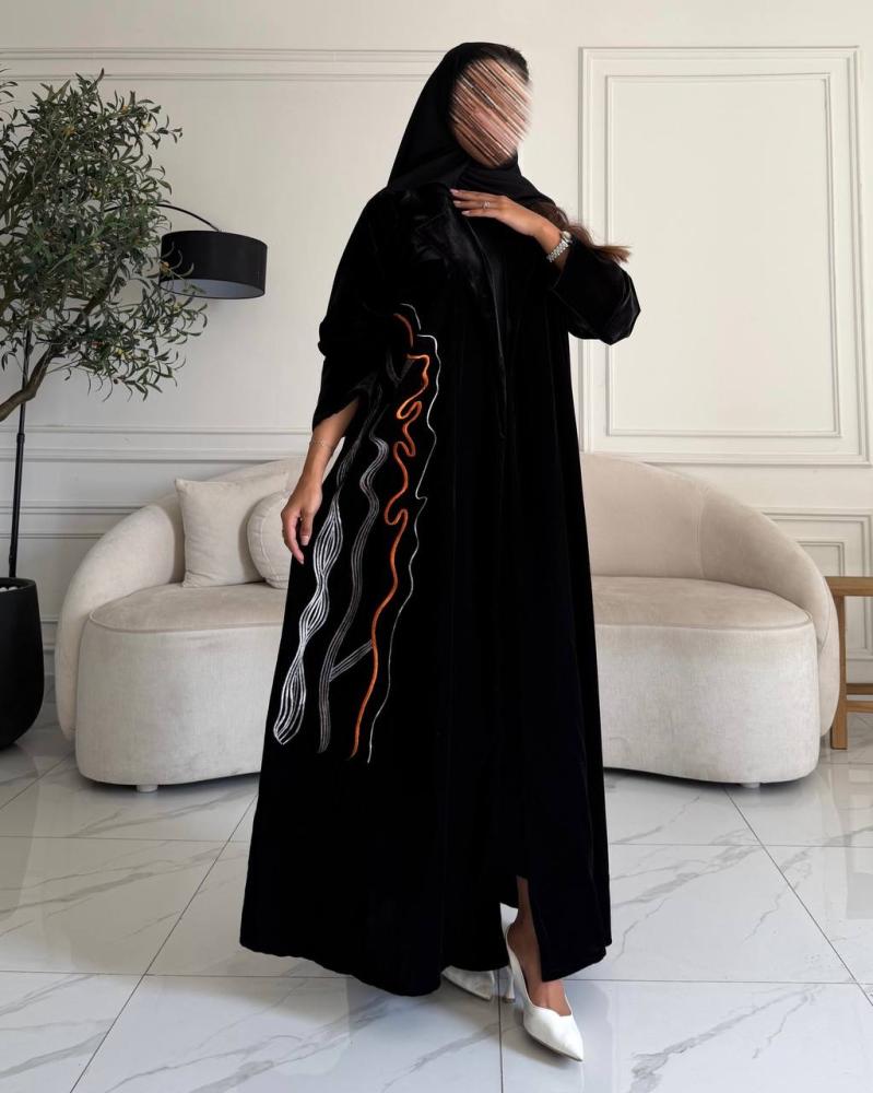 عباية مخمل أسود بتطريز يدوي مموج من الواجهة الأمامية