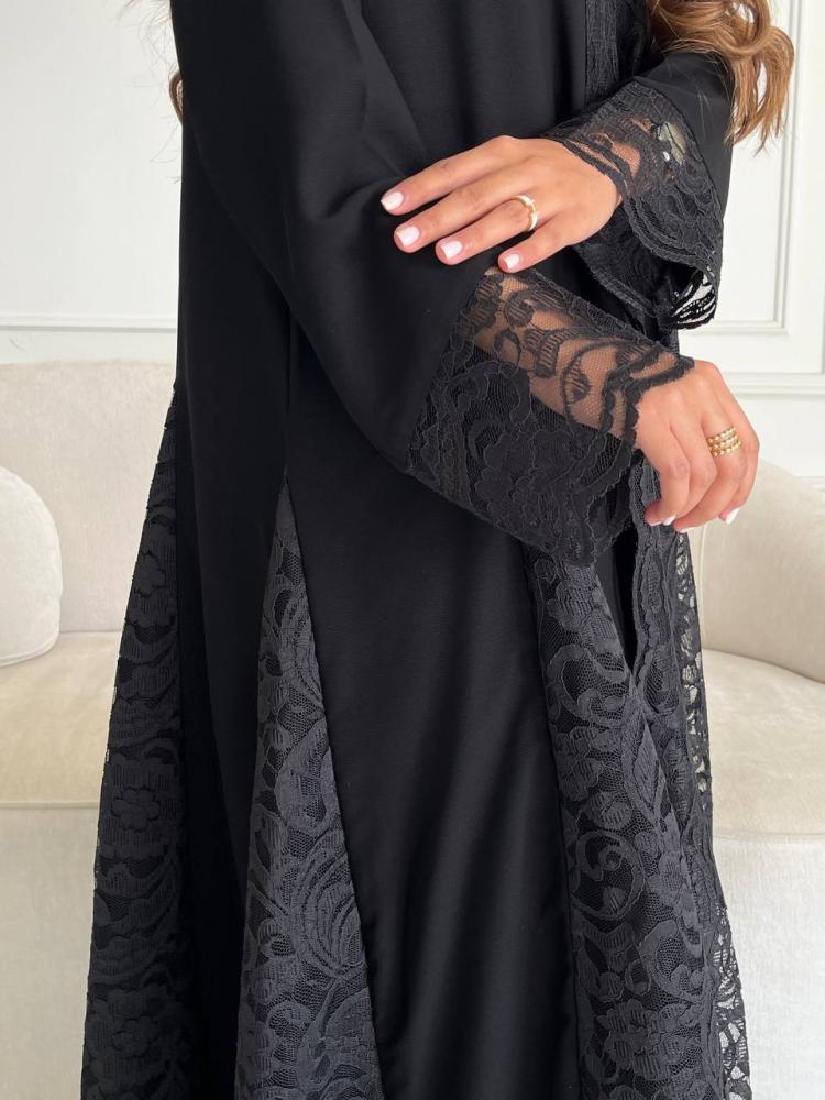 عباية كريب فاخر بقصة كلوش وتطريز دانتيل أسود