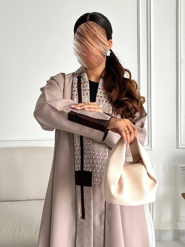 عباية كريب لحمية بياقة مطرزة وظهر هندسي